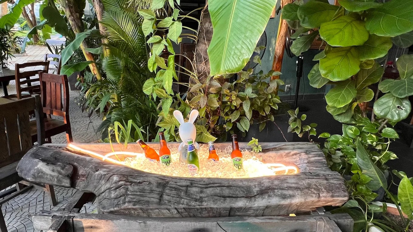 Si Dining showcases open architectural design combined with a nature-inspired ambiance